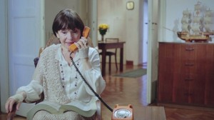 151-frame4_YURI ON THE PHONE